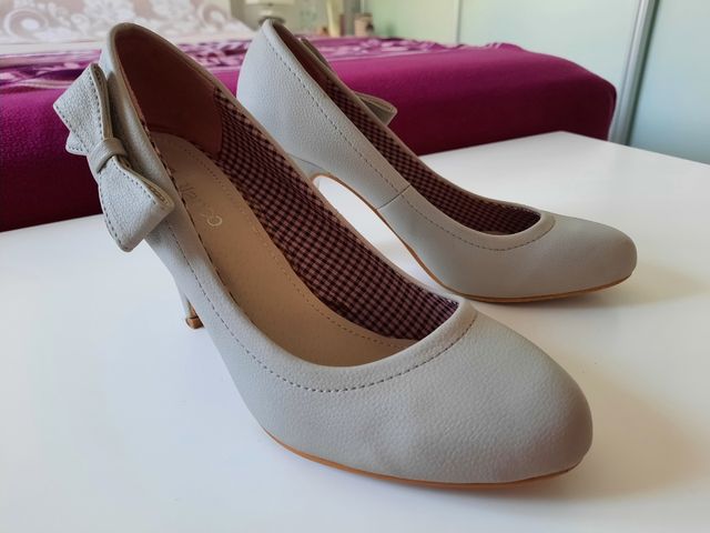 Zapatos grises con lazo