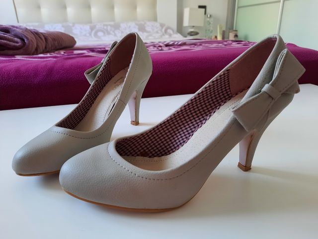 Zapatos grises con lazo