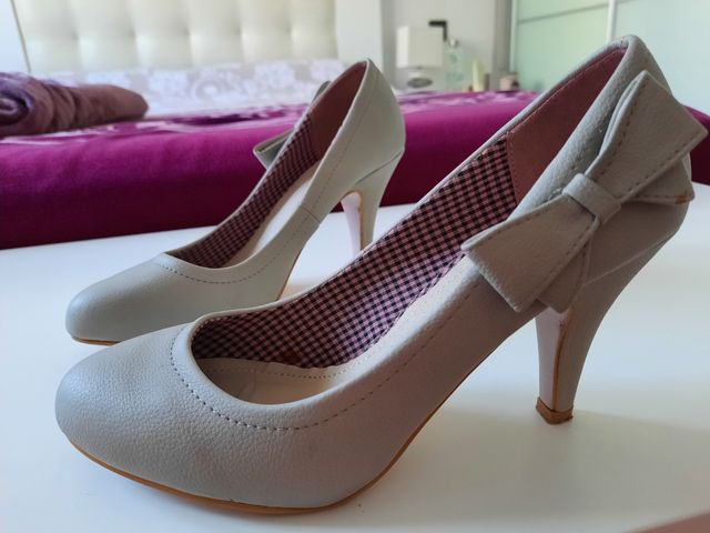 Zapatos grises con lazo