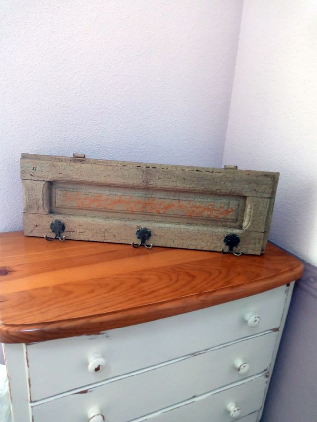 Percha de contraventana reciclada