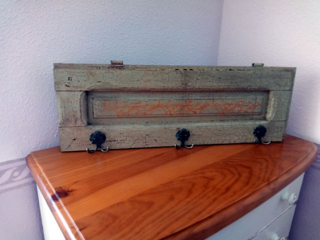 Percha de contraventana reciclada