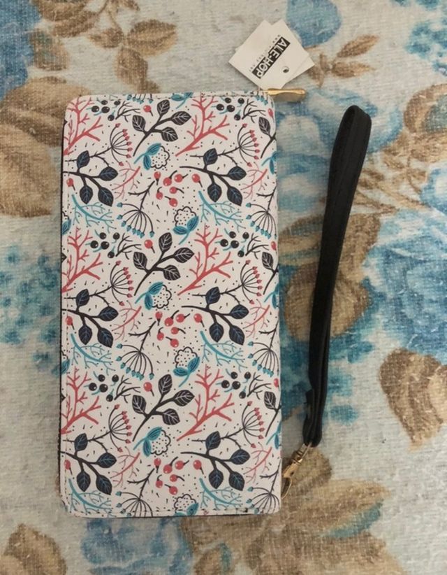 Cartera de flores nueva ale-hop. Precio negociable