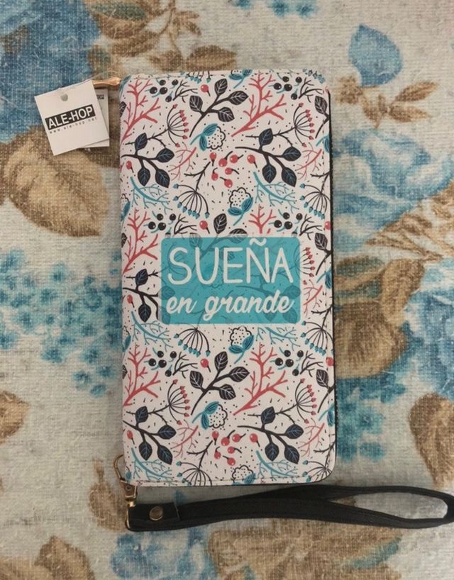 Cartera de flores nueva ale-hop. Precio negociable