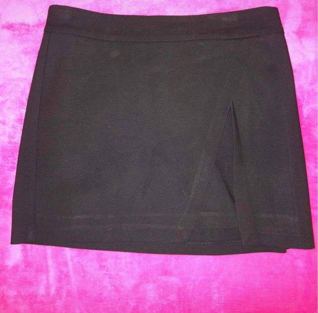 Falda negra elástica cruzada bershka.