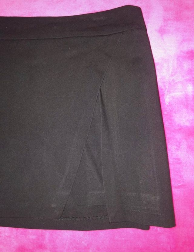 Falda negra elástica cruzada bershka.