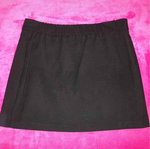 Falda negra elástica cruzada bershka.