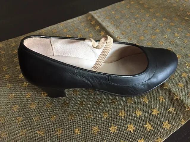 TACÓN NEGRO PARA BAILE GITANA CON TACHUELAS