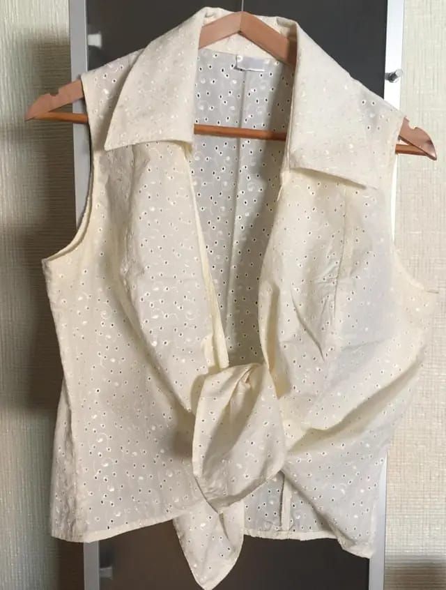 FALDA CAMPERA CON CAMISA CALADA Y FLOR DE REGALO