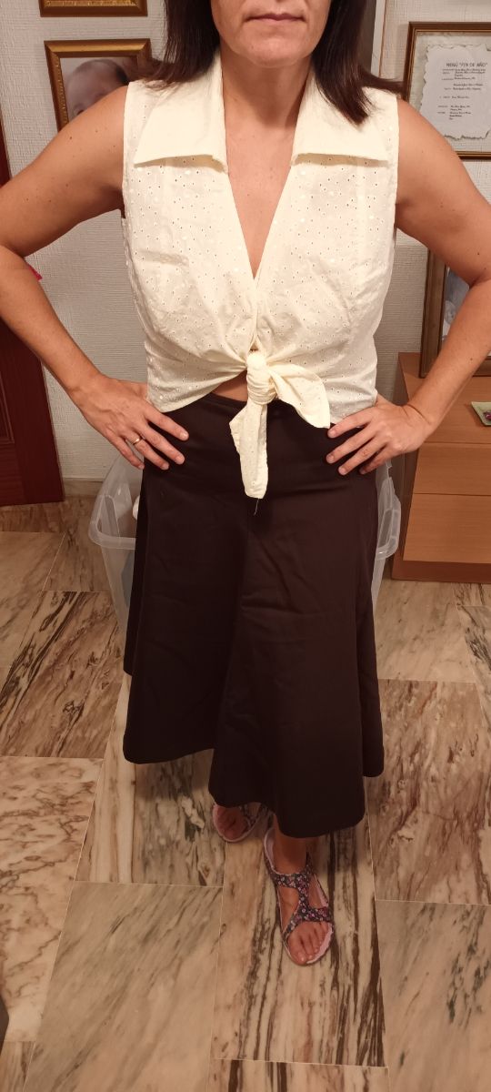 FALDA CAMPERA CON CAMISA CALADA Y FLOR DE REGALO