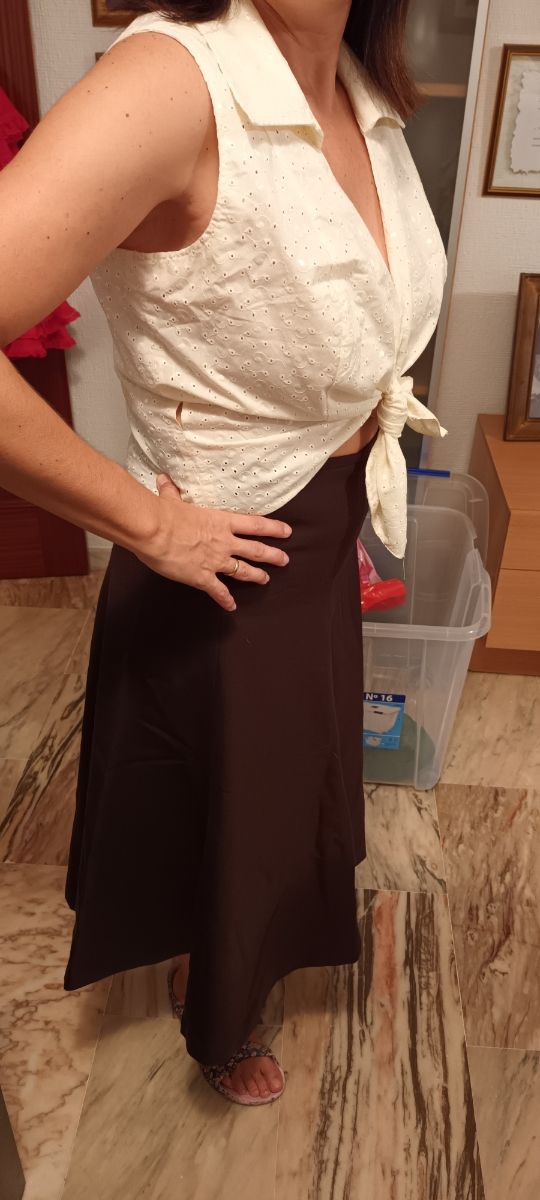 FALDA CAMPERA CON CAMISA CALADA Y FLOR DE REGALO