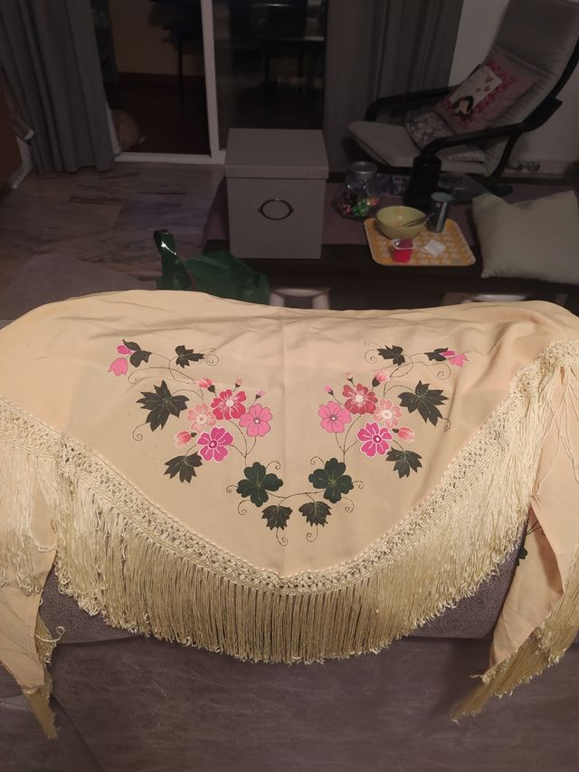 TRAJE DE GITANA CON MANTÓN Y PENDIENTE A ELEGIR