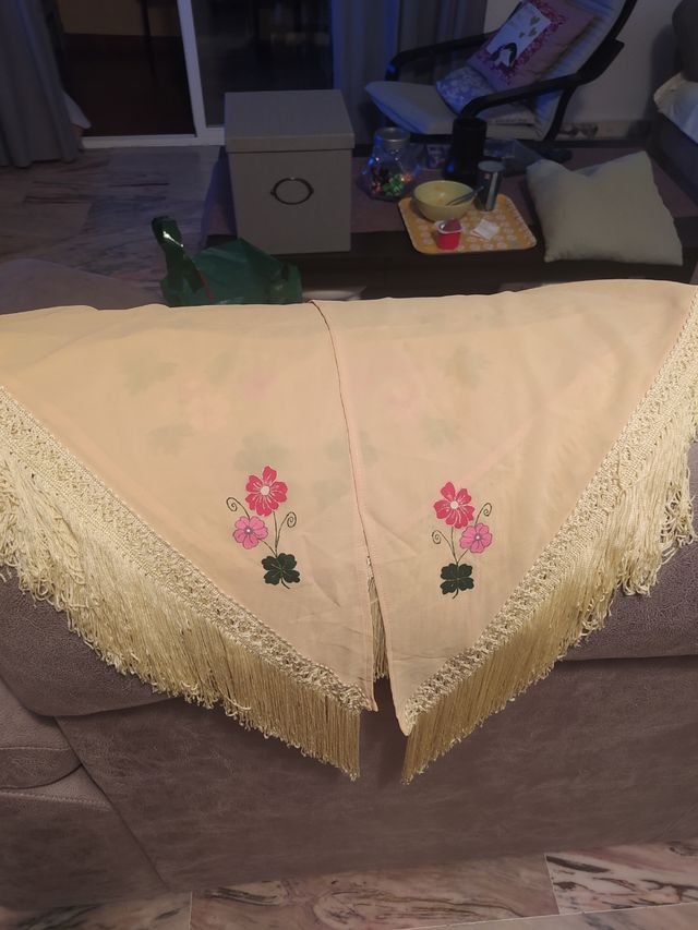 TRAJE DE GITANA CON MANTÓN Y PENDIENTE A ELEGIR