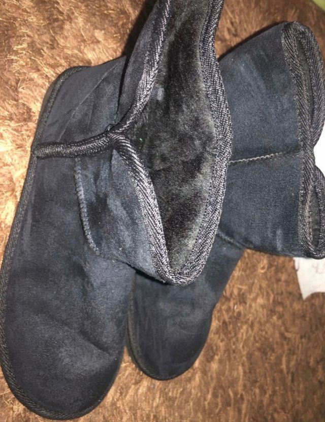 Botas negras con forro interior. Precio negociable
