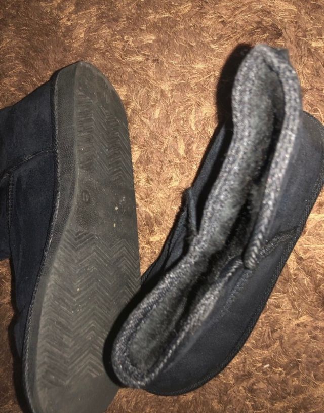 Botas negras con forro interior. Precio negociable
