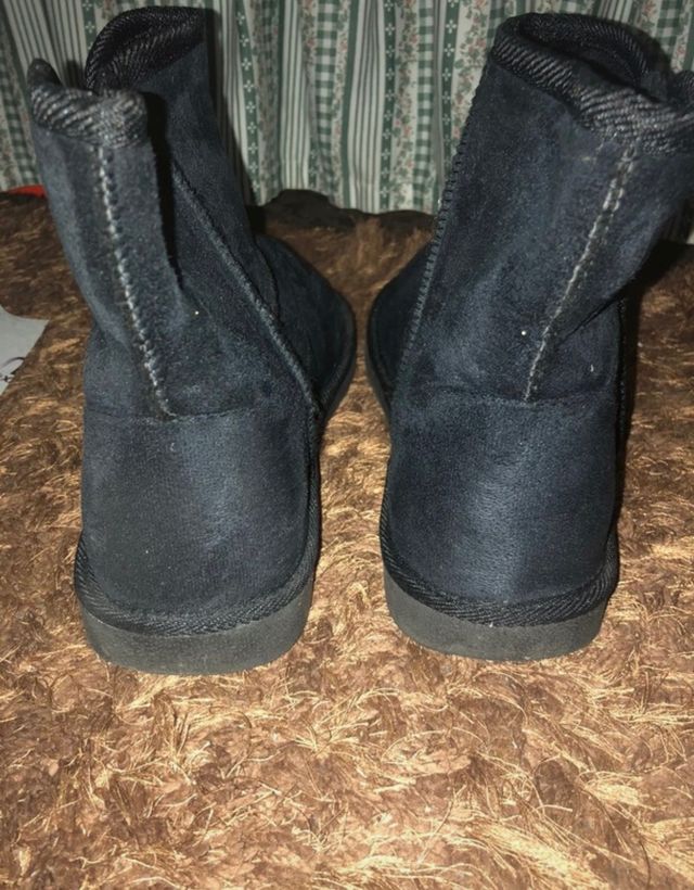 Botas negras con forro interior. Precio negociable