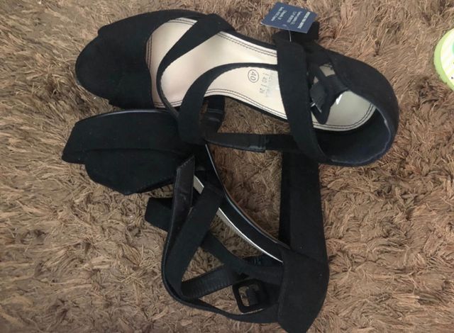 Zapatos de tacón negros nuevos Mary paz.