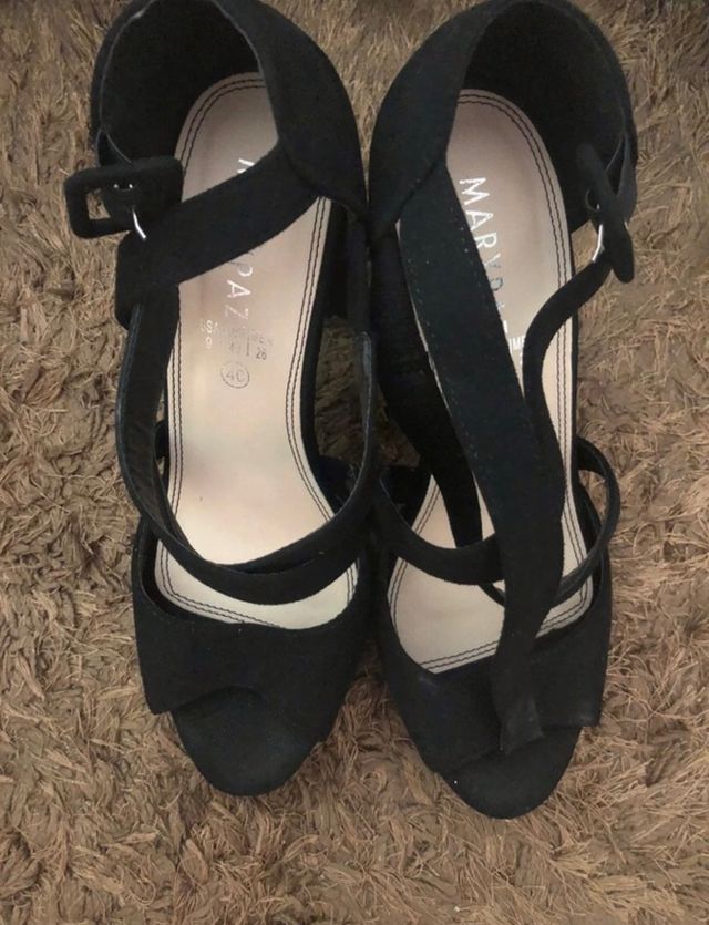 Zapatos de tacón negros nuevos Mary paz.