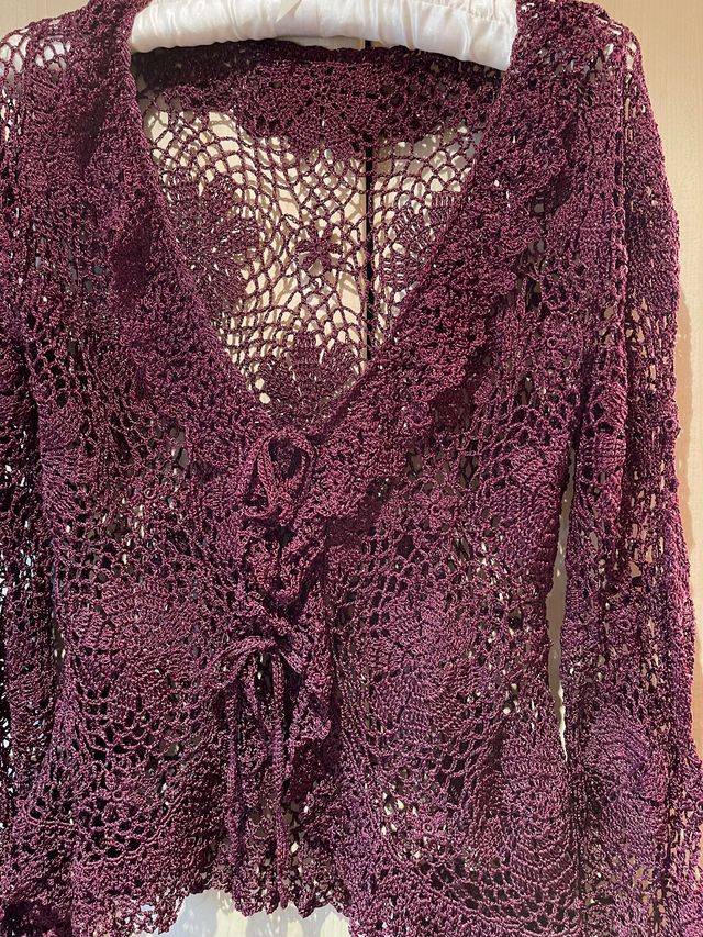 Chaqueta perlé color burdeos