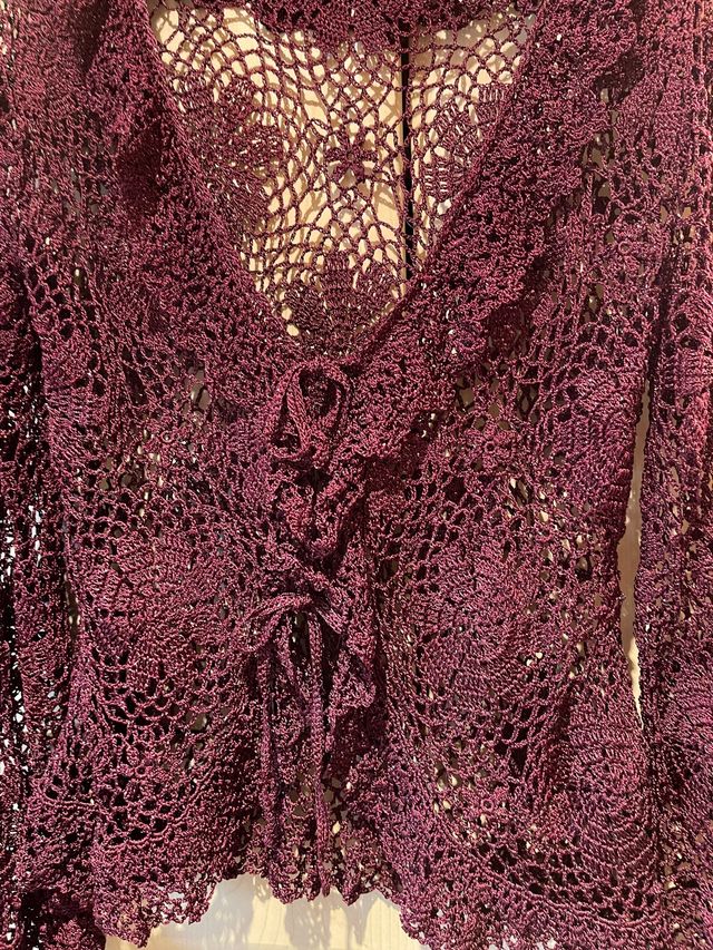 Chaqueta perlé color burdeos