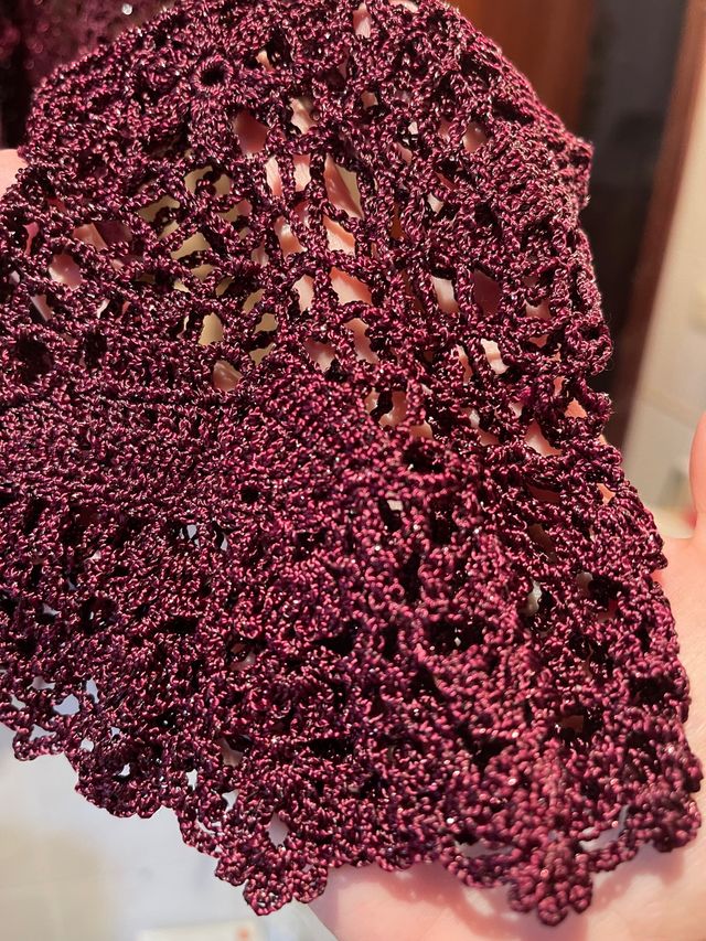 Chaqueta perlé color burdeos