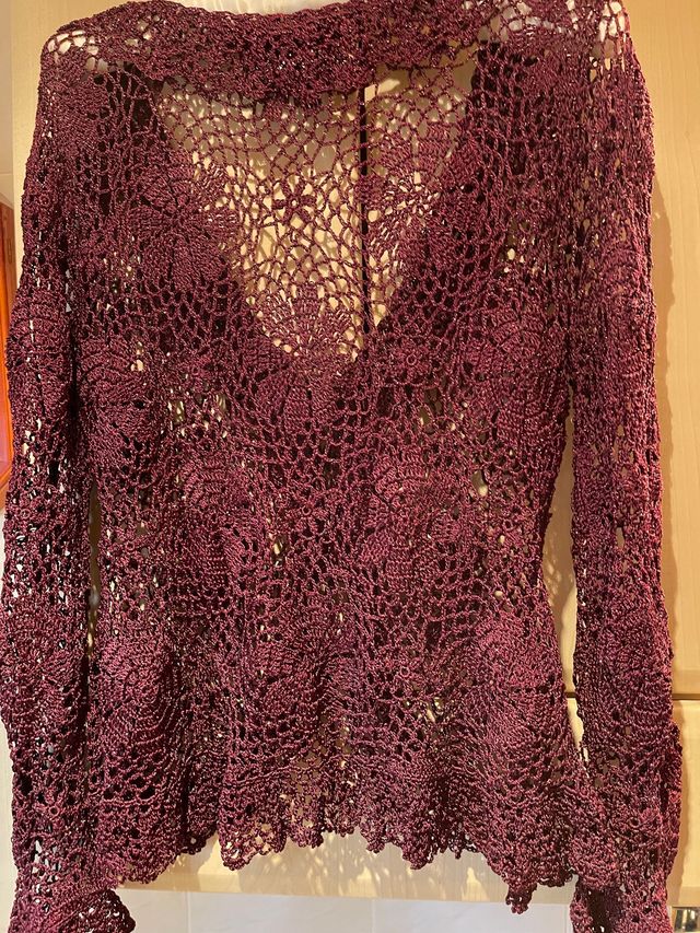 Chaqueta perlé color burdeos