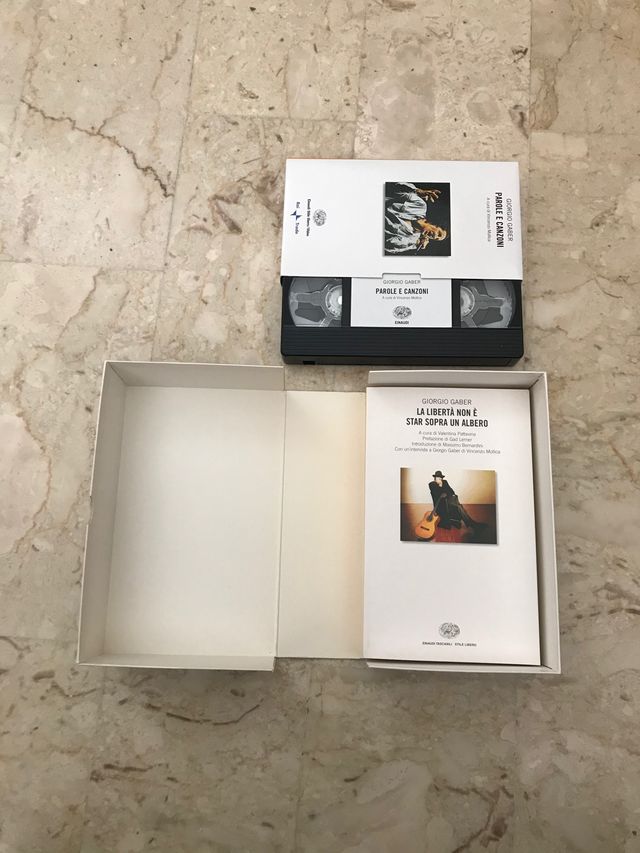 Vhs e libro Giorgio Gaber
