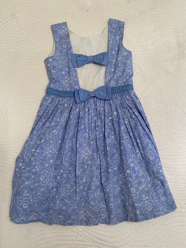 Vestido de niña espalda al aire