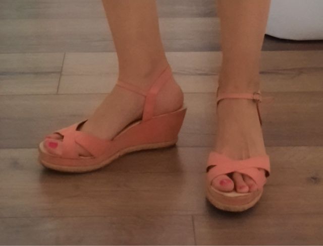 Sandalias cuña color salmón