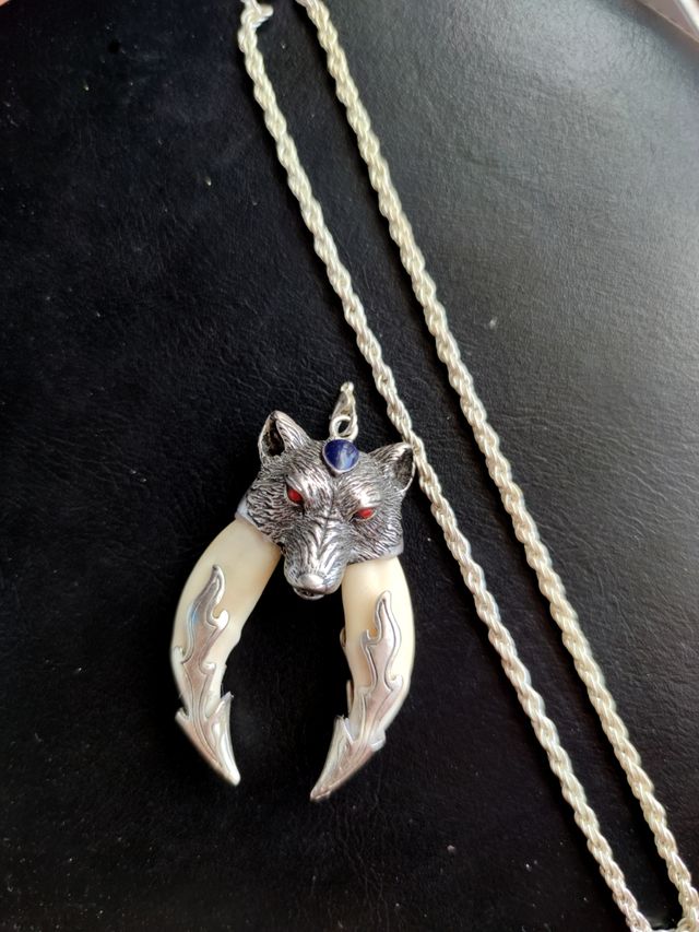Lobo con cadena 'amuleto protección '