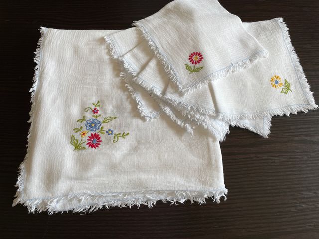Tovaglia vintage con fiorellini con 6 tovaglioli 