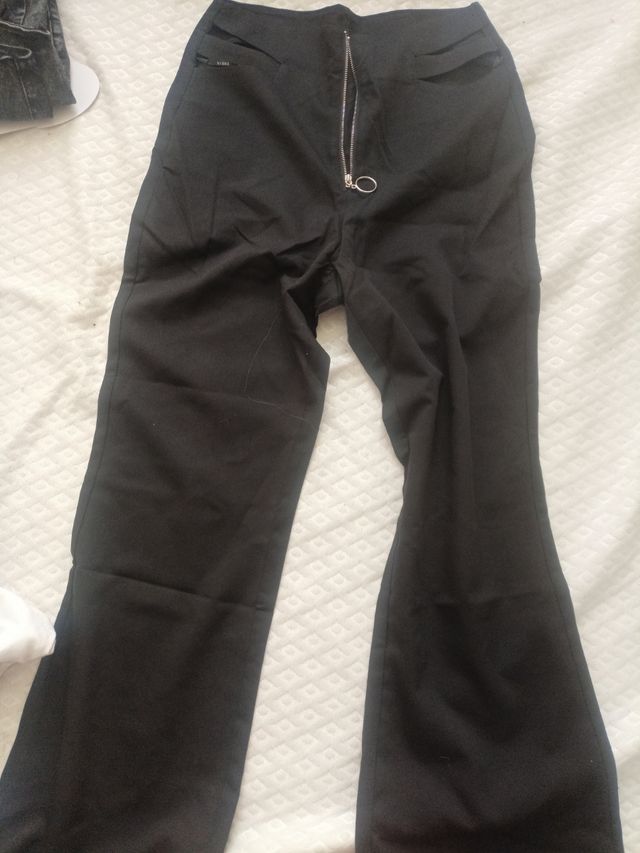 pantalón negro abertura en los lados