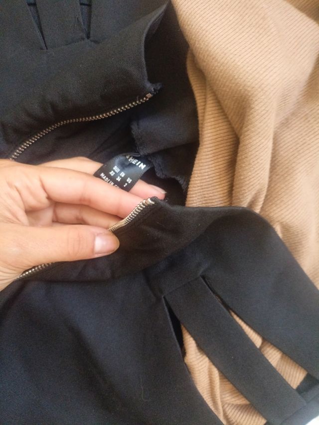 pantalón negro abertura en los lados