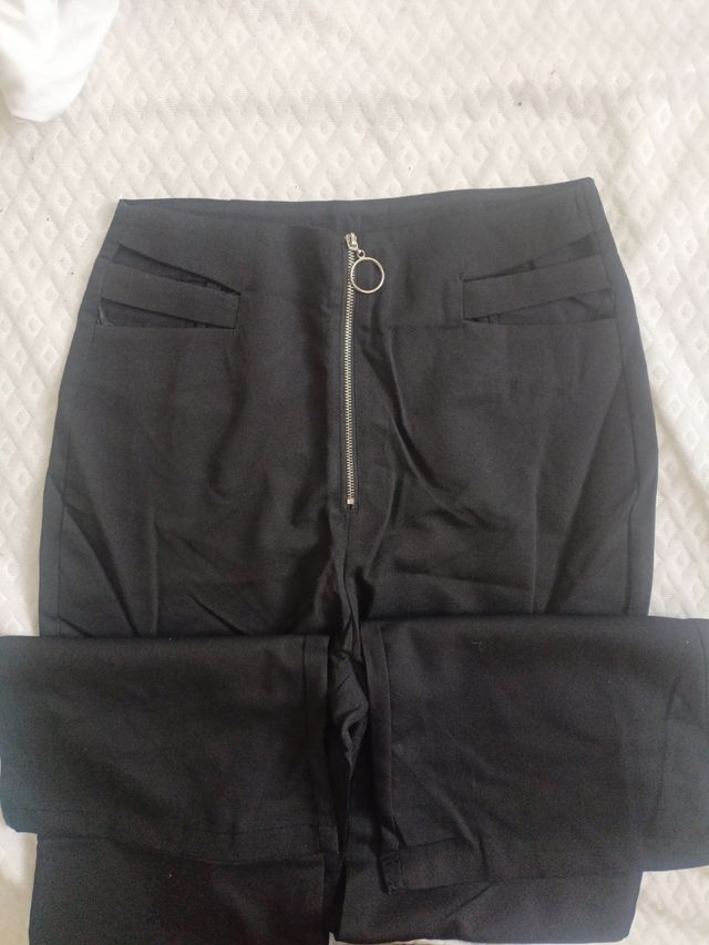 pantalón negro abertura en los lados