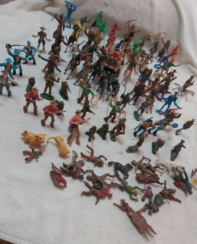 antiguas figuras de goma / indios/ plomo