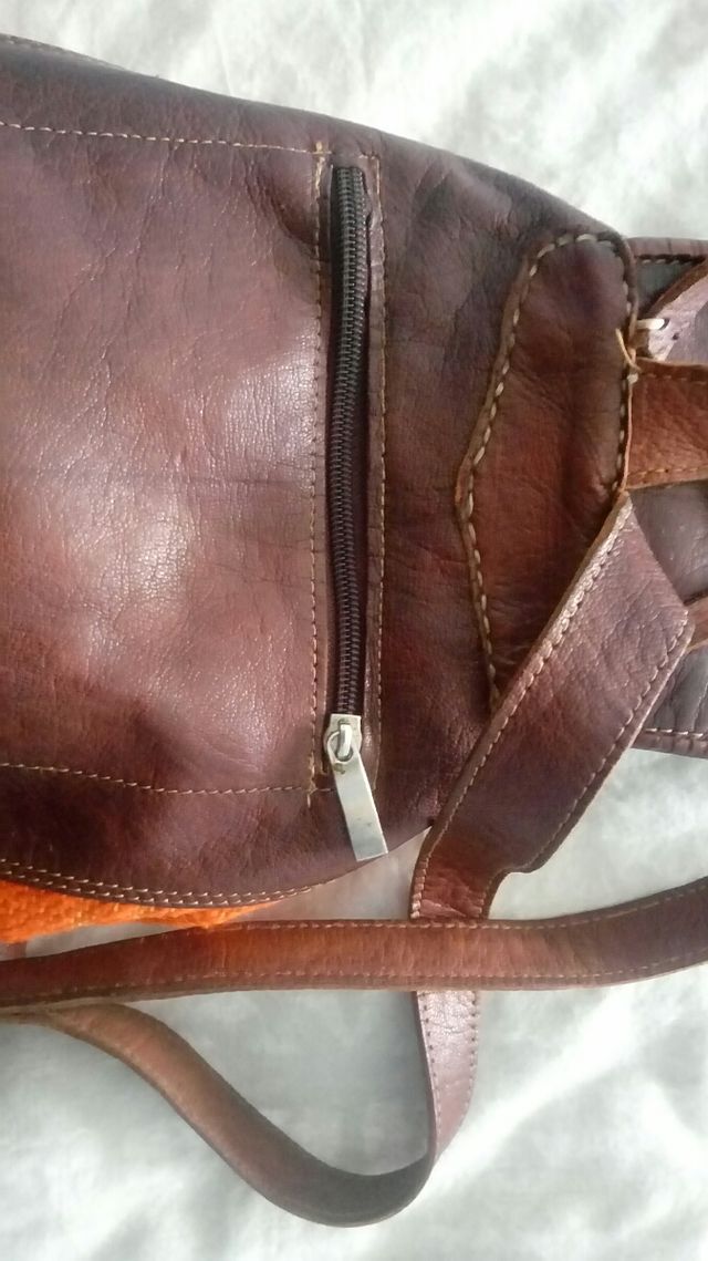 Mochila de cuero y lana