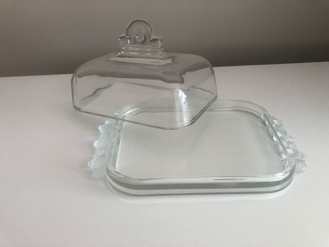 Preciosa mantequera de cristal con adornos en mate