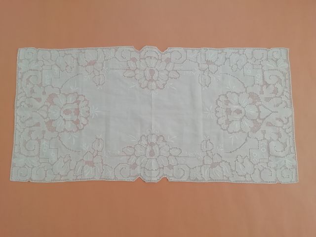 Precioso tapete de lino antiguo, bordado a mano.