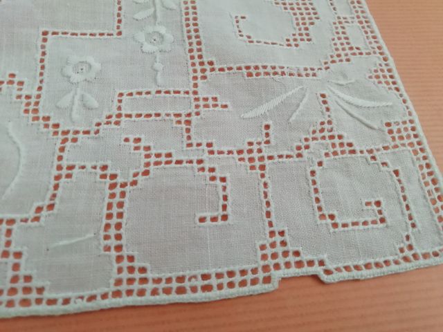 Precioso tapete de lino antiguo, bordado a mano.