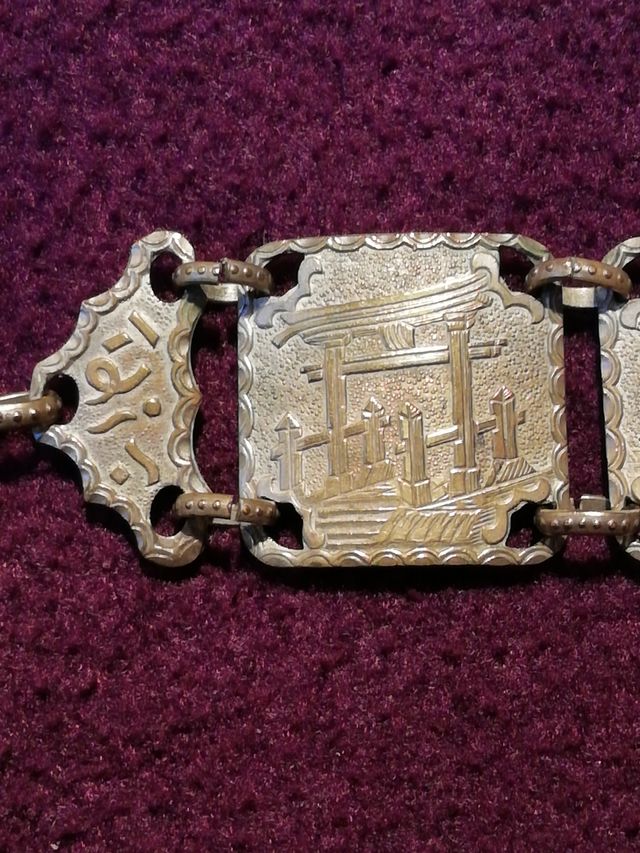 Antigua pulsera con motivos chinescos.