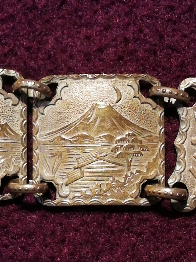 Antigua pulsera con motivos chinescos.