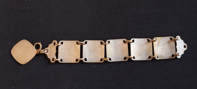 Antigua pulsera con motivos chinescos.