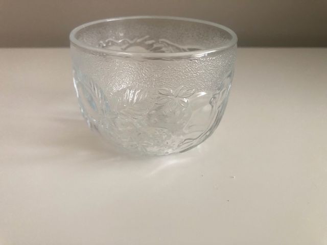 Recipiente de cristal con frutas de relieve