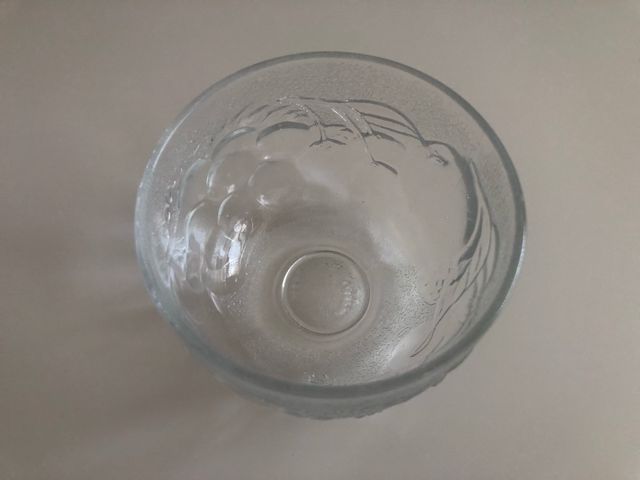 Recipiente de cristal con frutas de relieve