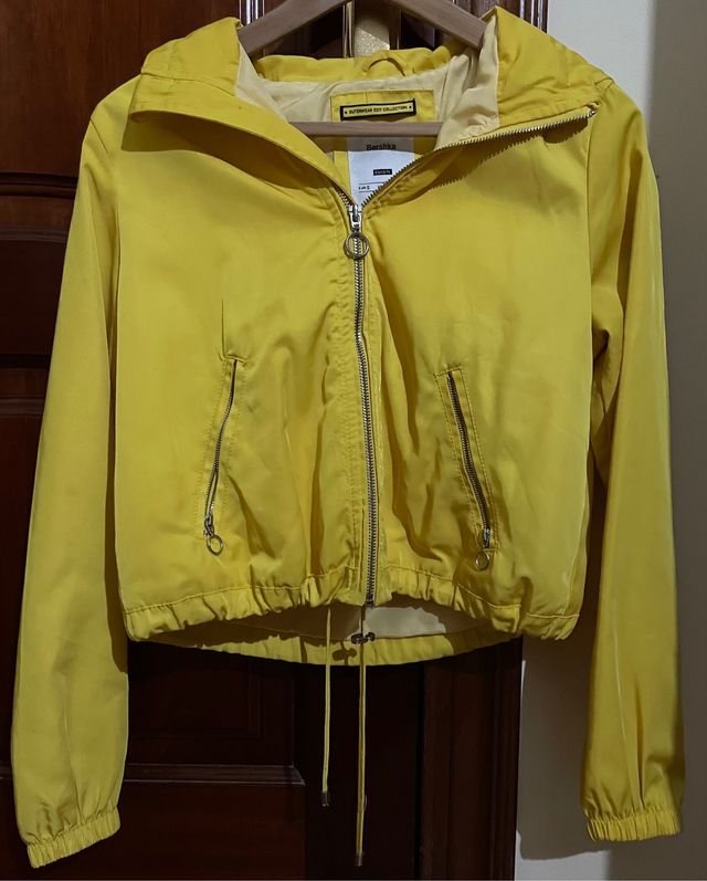 Chaqueta amarilla con capucha