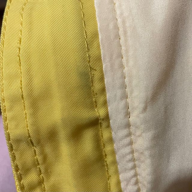 Chaqueta amarilla con capucha