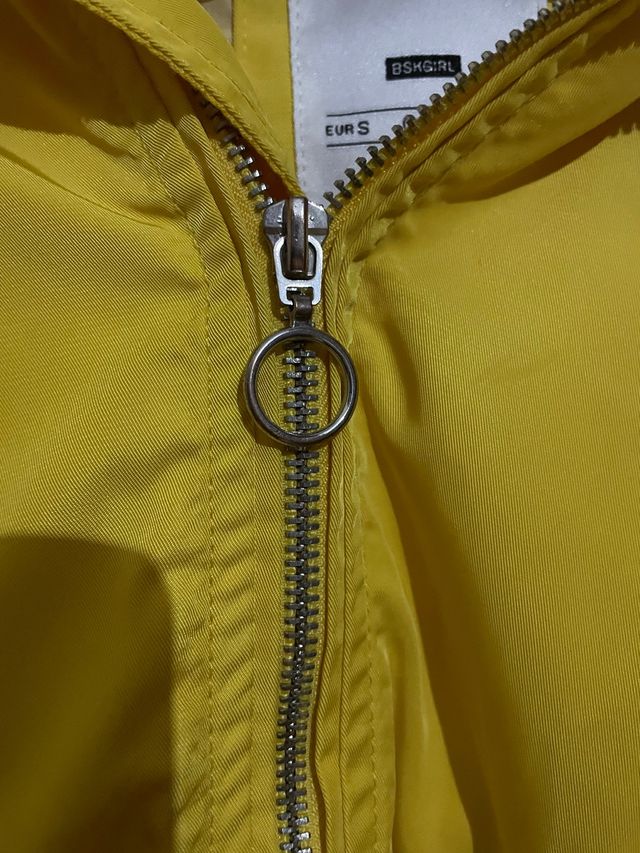 Chaqueta amarilla con capucha
