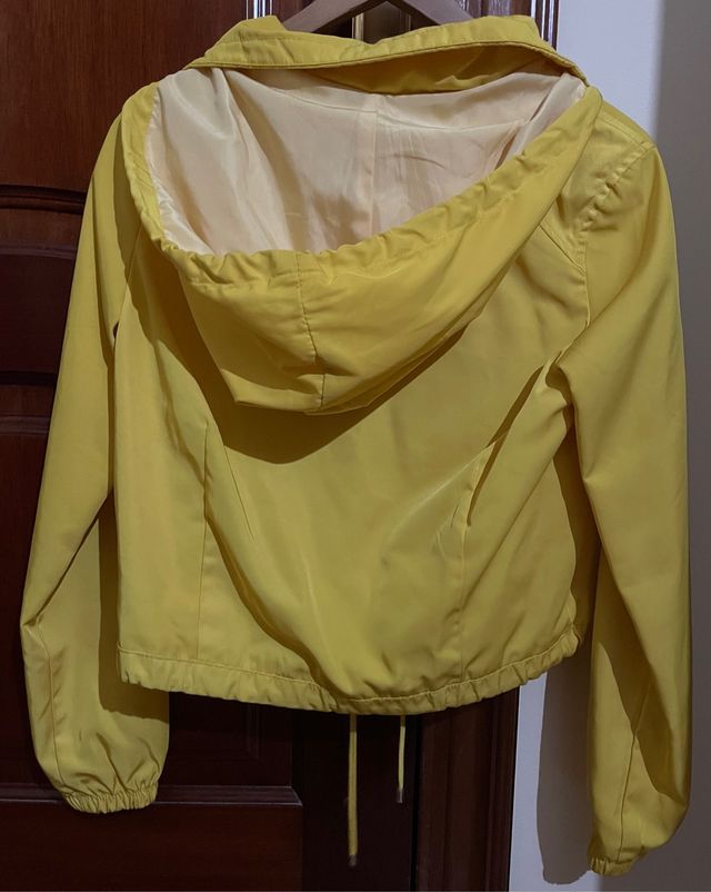 Chaqueta amarilla con capucha