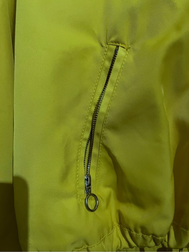 Chaqueta amarilla con capucha