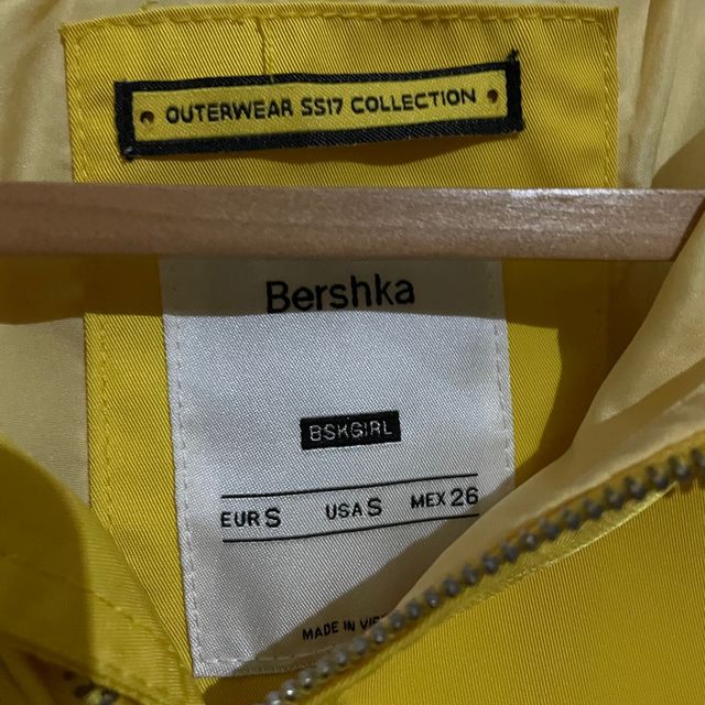 Chaqueta amarilla con capucha