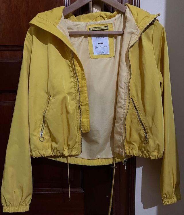 Chaqueta amarilla con capucha